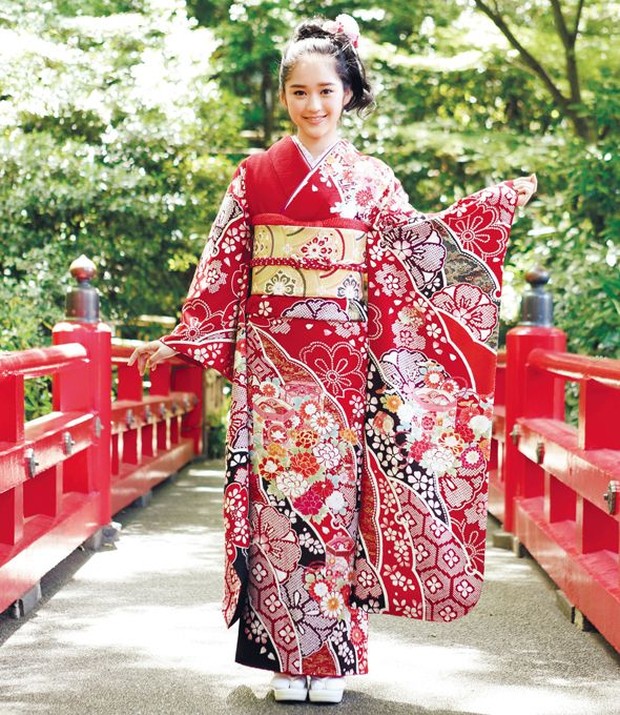 Furisode/Foto : pinterest.com/haririnko Furisode dikenakan oleh remaja perempuan yang belum menikah