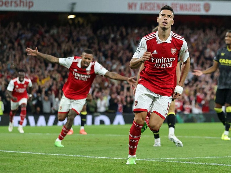 LONDON, ENGLAND - AUGUST 31: Gabriel Martinelli of Arsenal celebrates scoring their side's second goal during the Premier League match between Arsenal FC and Aston Villa at Emirates Stadium on August 31, 2022 in London, England. (Photo by David Rogers/Getty Images)