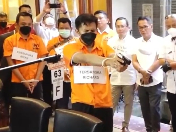 Rekonstruksi pembunuhan Brigadir Nofriansyah Yosua Hutabarat atau Brigadir J yang melibatkan Irjen Ferdy Sambo, Bharada E, Bripka Ricky Rizal, Kuat Maruf dan Putri Candrawathi dilakukan di Duren Tiga, Jaksel. Di situ, Bharada E mengaku trauma dan tangannya bergetar saat melakukan rekonstruksi.