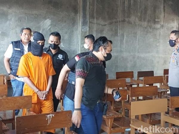 Penampakan Oknum Guru Predator Seks Saat Olah TKP di Batang