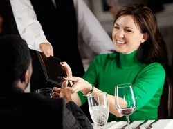 Hobi Ngajak Makan di Resto Mahal, Wanita Ini Selalu Lupa Bawa Dompet Biar Ditraktir