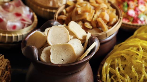 ilustrasi kerupuk kemplang Kerupuk Kemplang Palembang. Popular fish cracker from Palembang, South Sumatra. Paste of mackerel fish and tapioca is shaped into thick disk. The cracker is placed in an earthenware pot and arranged among other crackers.
