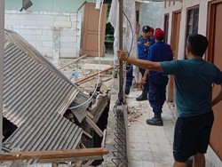 Bruukk!! Rumah Indekos di Pancoran Jaksel Roboh, Penghuni Selamat