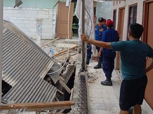 Bruukk!! Rumah Indekos di Pancoran Jaksel Roboh, Penghuni Selamat Bruukk!! Rumah Indekos di Pancoran Jaksel Roboh, Penghuni Selamat