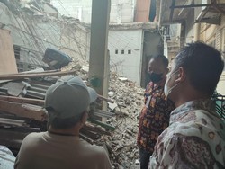 Ketua RT Sebut 2 Orang Luka Akibat Bangunan Indekos Roboh di Jaksel