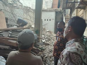 Ketua RT Sebut 2 Orang Luka Akibat Bangunan Indekos Roboh di Jaksel Ketua RT Sebut 2 Orang Luka Akibat Bangunan Indekos Roboh di Jaksel