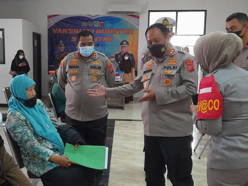 Kapolda Jabar Minta Vaksin Booster Digenjot hingga Capai Target 50% Kapolda Jabar Minta Vaksin Booster Digenjot hingga Capai Target 50%