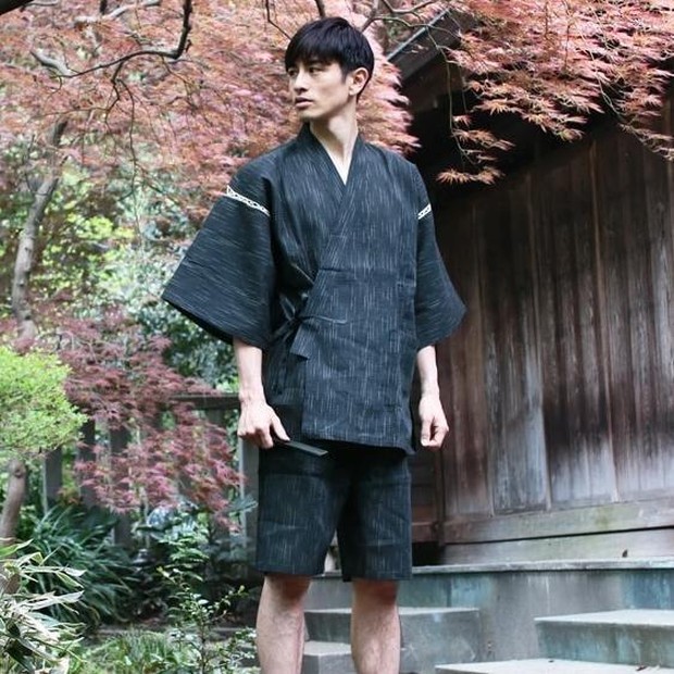 Jinbei/Foto : japan-beyond.com Jinbei dipakai oleh laki-laki untuk musim panas dan baju tidur