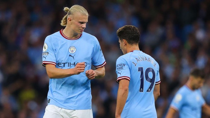 MANCHESTER, ENGLAND - AUGUST 31: Erling Haaland of Manchester City issues instructions to Julian Alvarez of Manchester City during the Premier League match between Manchester City and Nottingham Forest at Etihad Stadium on August 31, 2022 in Manchester, England. (Photo by James Gill - Danehouse/Getty Images)