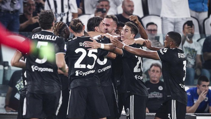 Juventus forward Dusan Vlahovic (9) celebrates with his teammates after scoring his goal to make it 1-0 during the Serie A football match n.4 JUVENTUS - SPEZIA on August 31, 2022 at the Allianz Stadium in Turin, Piedmont, Italy. (Photo by Matteo Bottanelli/NurPhoto via Getty Images)