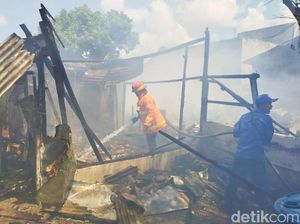 Dua Kios di Terminal Brawijaya Banyuwangi Ludes Terbakar Dua Kios di Terminal Brawijaya Banyuwangi Ludes Terbakar