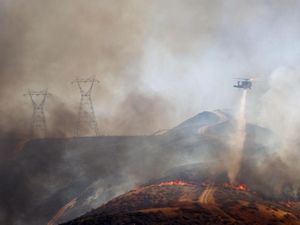 Kebakaran Hutan Membara di California, 100 Rumah Hangus