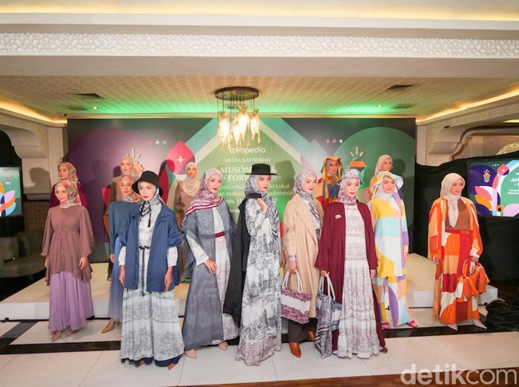 Dewi Sandra Rilis Koleksi Busana dan Hijab Terinspirasi Andalusia, Spanyol Dewi Sandra Rilis Koleksi Busana dan Hijab Terinspirasi Andalusia, Spanyol