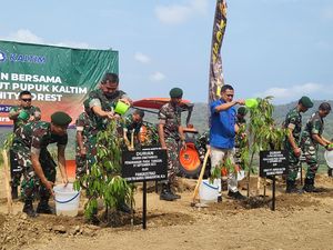 Kurangi Emisi Karbon, Pupuk Kaltim Gandeng KOSTRAD Tanam 10 Juta Pohon