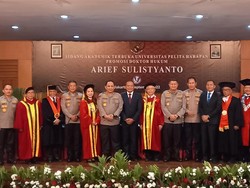Kabaharkam Polri Komjen Arief Raih Gelar Doktor di UPH dengan Nilai Sempurna