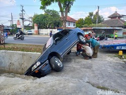 Mobil Sedan Nyungsep ke Selokan di Sukoharjo