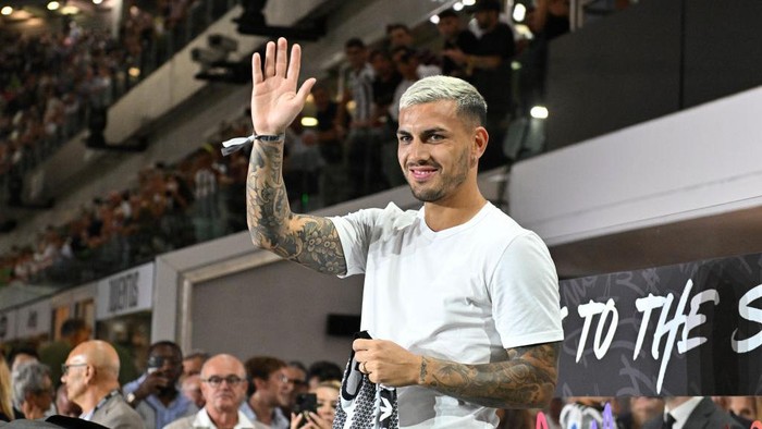 TURIN, ITALY - AUGUST 31: Leandro Paredes of Juventus greets the fans during the Serie A match between Juventus and Spezia Calcio at Allianz Stadium on August 31, 2022 in Turin, Italy. (Photo by Chris Ricco - Juventus FC/Juventus FC via Getty Images )