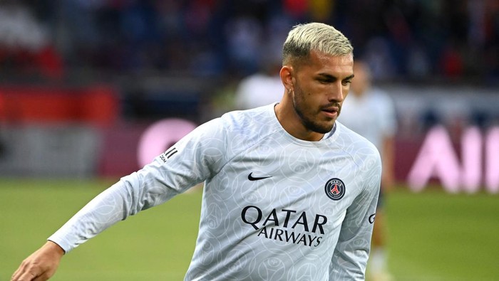 Paris Saint-Germains Argentinian midfielder Leandro Paredes warm up prior the French L1 football match between Paris-Saint Germain (PSG) and AS Monaco at The Parc des Princes Stadium in Paris on August 28, 2022. (Photo by Alain JOCARD / AFP) (Photo by ALAIN JOCARD/AFP via Getty Images)