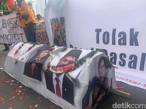 Bawa Keranda Mayat, Mahasiswa Demo Tolak Harga BBM Naik di Patung Kuda