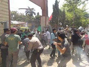 Demo Tolak Kenaikan BBM, Mahasiswa Dompu Bentrok dengan Polisi