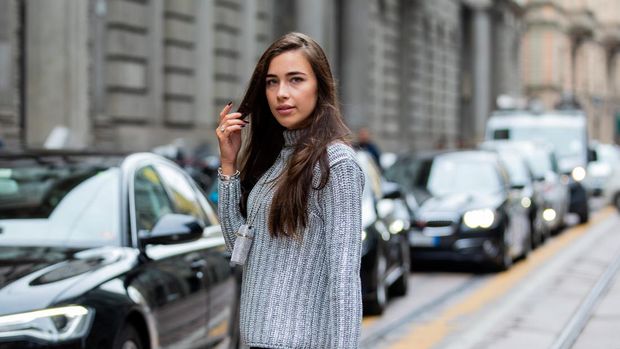 MILAN, ITALY - SEPTEMBER 25: Maria Masoud is seen wearing grey sweater, Chanel necklace, Hermes bag, black pants, boots outside Ermanno Scervino during the Milan Fashion Week - Spring / Summer 2022 on September 25, 2021 in Milan, Italy. (Photo by Christian Vierig/Getty Images)