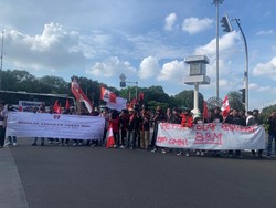 Giliran Massa GMNI Demo Tolak Kenaikan Harga BBM di Patung Kuda Jakpus