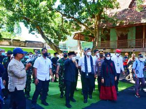 Menko Luhut Takjub Gedung Inggrisan di Banyuwangi Menko Luhut Takjub Gedung Inggrisan di Banyuwangi