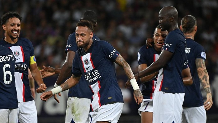 Paris Saint-Germains Brazilian defender Marquinhos (L) and Paris Saint-Germains Brazilian forward Neymar celebrate the goal scored by Paris Saint-Germains French forward Kylian Mbappe (3rdR) during the French L1 football match between Toulouse FC and Paris-Saint Germain (PSG) at Stadium TFC in Toulouse, southwestern France, on August 31, 2022. (Photo by Lionel BONAVENTURE / AFP) (Photo by LIONEL BONAVENTURE/AFP via Getty Images)