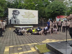 Momen Polwan di Polres Jembrana Dihukum Push Up Saat Apel