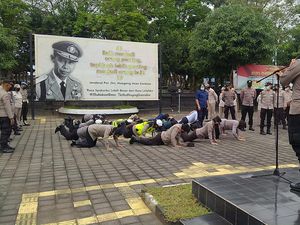Momen Polwan di Polres Jembrana Dihukum Push Up Saat Apel Momen Polwan di Polres Jembrana Dihukum Push Up Saat Apel