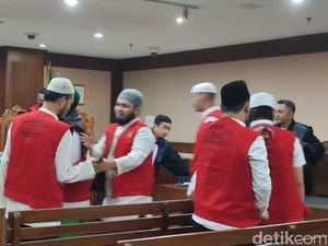 Tangis 6 Pengeroyok Ade Armando Pecah Usai Divonis 8 Bulan Penjara Tangis 6 Pengeroyok Ade Armando Pecah Usai Divonis 8 Bulan Penjara