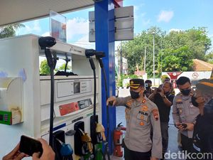 Antisipasi Penimbunan BBM, SPBU di Solo Dijaga Polisi