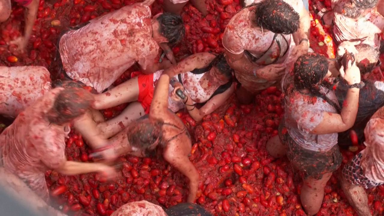 Perang lempar tomat 'Tomatina' yang menjadi tradisi tahunan di Bunol, SpaSekitar 15.000 orang peserta saling lempar 130 ton tomat di jalanan.