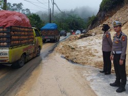Diguyur Hujan, 2 Titik Jalan Lintas Riau-Sumbar Tertimbun Longsor