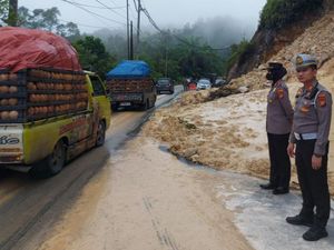 Diguyur Hujan, 2 Titik Jalan Lintas Riau-Sumbar Tertimbun Longsor Diguyur Hujan, 2 Titik Jalan Lintas Riau-Sumbar Tertimbun Longsor