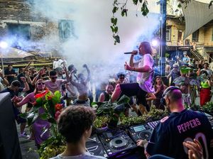 Potret Anak Muda Ukraina Bikin Pesta di Tengah Gempuran Rusia