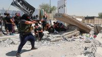 Detik-detik Mencekam Baku Tembak Demonstran dan Militer Irak