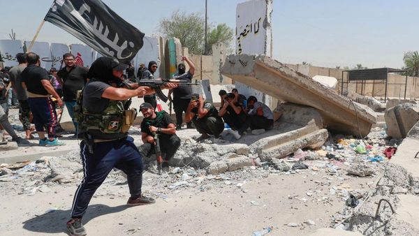 Detik-detik Mencekam Baku Tembak Demonstran dan Militer Irak