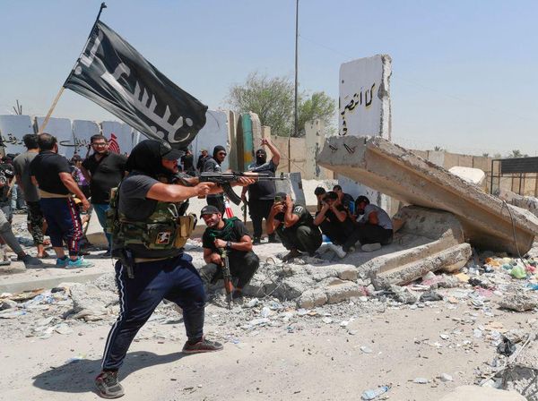 Detik-detik Mencekam Baku Tembak Demonstran dan Militer Irak
