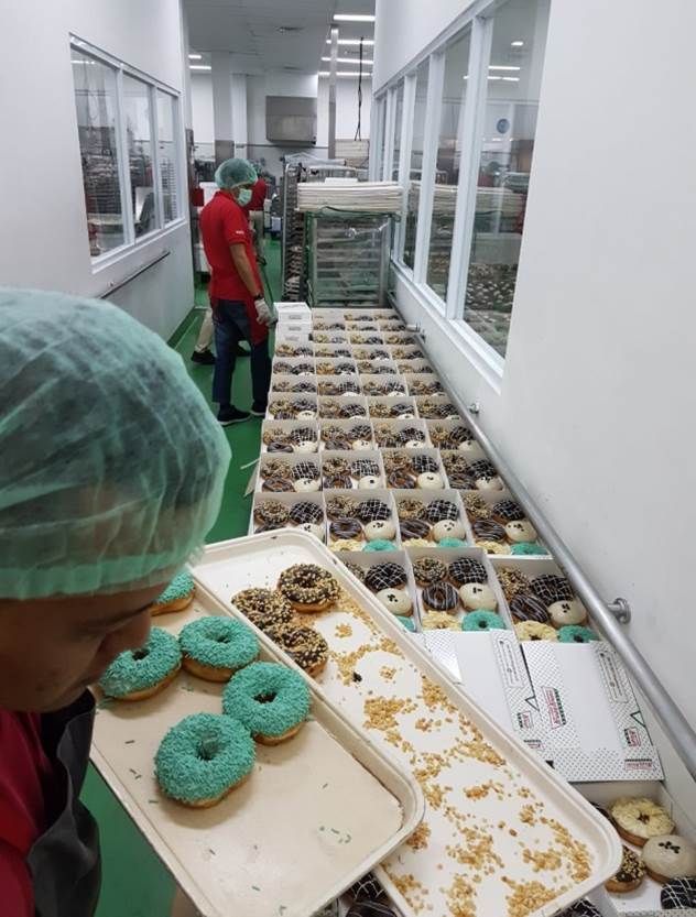 Proses pembuatan donat Krispy Kreme di gerai Harapan Indah, Bekasi
