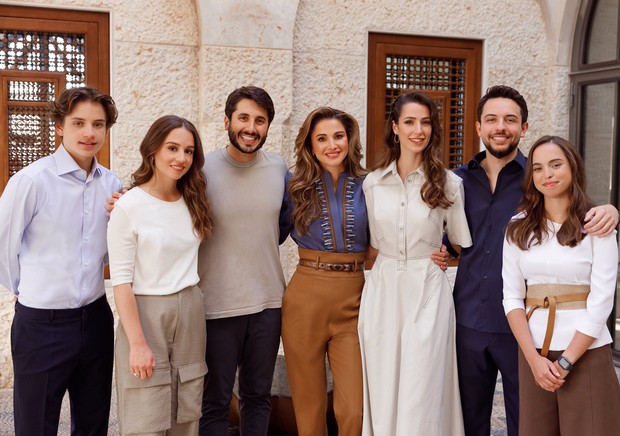 Ratu Rania/ Foto: Instagram/queenrania Ratu Rania dari Yordania bersama anak dan calon menantunya