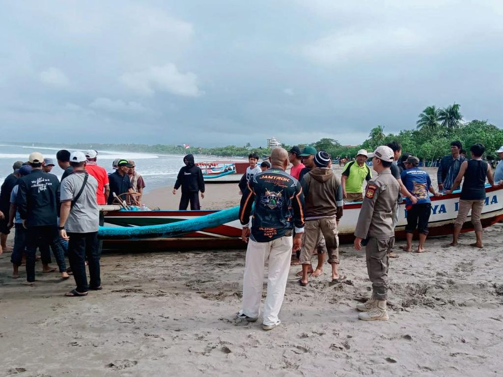 Satpol PP Tertibkan Perahu yang Parkir di Pantai Pangandaran