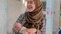 Momen Ria Ricis Jadi Ibu Baru, Belajar Teknik Gendong yang Bantu Bayi Sendawa