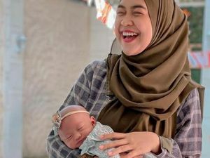 Momen Ria Ricis Jadi Ibu Baru, Belajar Teknik Gendong yang Bantu Bayi Sendawa Momen Ria Ricis Jadi Ibu Baru, Belajar Teknik Gendong yang Bantu Bayi Sendawa