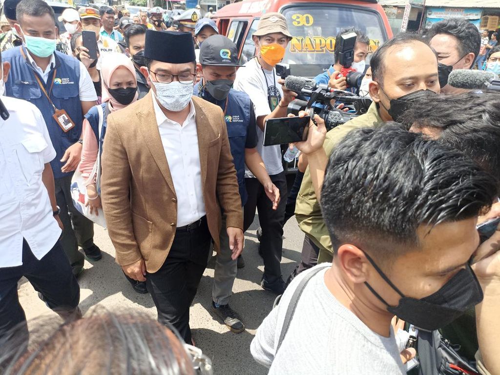 Ridwan Kamil Tinjau TKP Kecelakaan Truk Trailer Tewaskan 10 Orang Bekasi