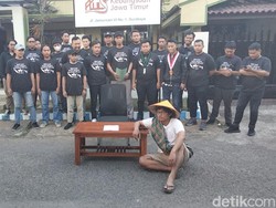 Mahasiswa di Surabaya Gelar Aksi Teatrikal Tolak Wacana Kenaikan Harga BBM