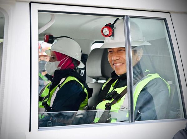 Senyum Jokowi Saat Kunjungi Tambang Grasberg, Papua