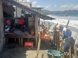 Gelombang Tinggi, Warga Pesisir Tanah Ampo Karangasem Mengungsi