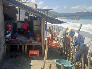 Gelombang Tinggi, Warga Pesisir Tanah Ampo Karangasem Mengungsi Gelombang Tinggi, Warga Pesisir Tanah Ampo Karangasem Mengungsi