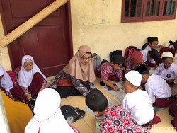 Sekolah Disegel Warga, Siswa SD di Deli Serdang Belajar di Teras